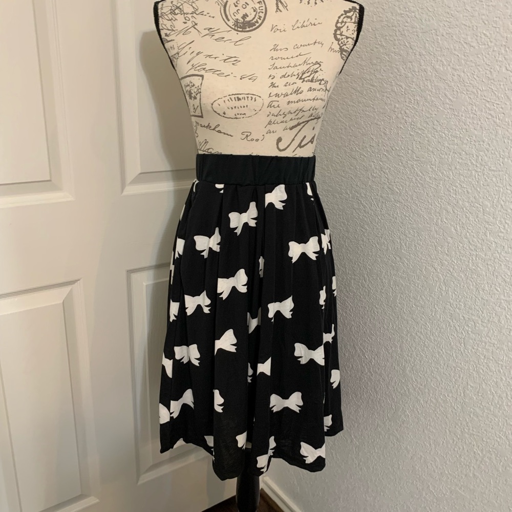 LuLaRoe B&W Bow Madison Skirt